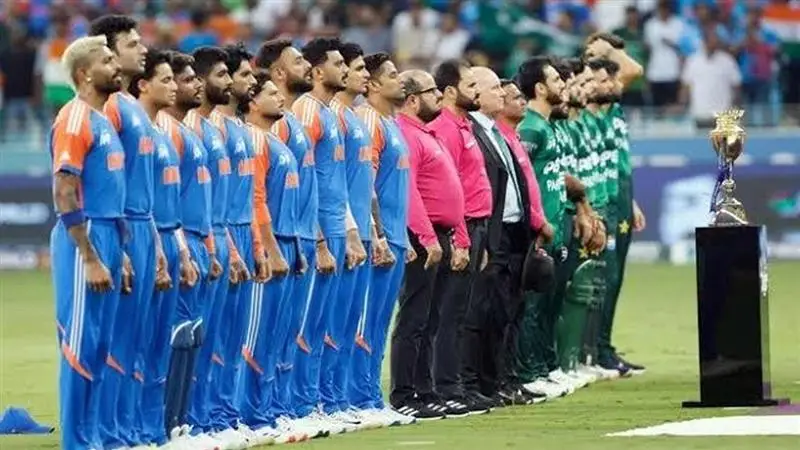 IND vs PAK Asia Cup 2025 Final: ষষ্ঠীর রাত ঘিরে জোর জল্পনা, এশিয়া কাপ জিতলে কি পাকিস্তানি মন্ত্রী নকভির হাত থেকে পুরস্কার নেবে ভারতীয় ক্রিকেট দল?