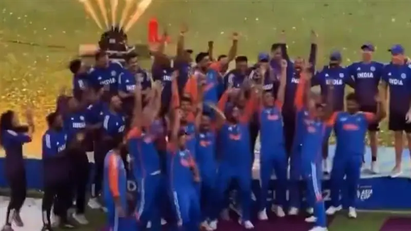 India Beats Pakistan: পাক মন্ত্রী মহসিন নকভির 'অসভ্যতামি', এশিয়া কাপ জয়ের পর ট্রফি ছাড়াই দুবাইয়ের মাটিতে বদলা নিল ভারত, চরম ট্রোল করলেন সূর্যরা, দেখুন