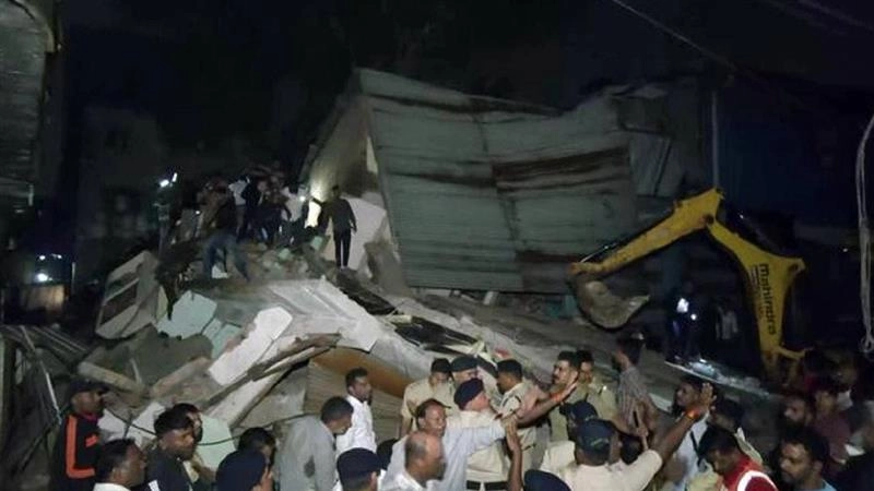 Building Collapsed In Indore: আচমকা হুড়মুড়িয়ে ভেঙে পড়ল বহুতল, মৃত ২, আহত কমপক্ষে ১১