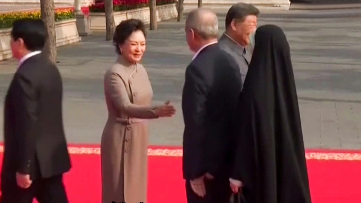 Viral Video From Beijing Parade: বেজিংয়ে 'বিপত্তি'; করমর্দনের জন্য হাত বাড়াতে শি-এর স্ত্রী, চিনের ফার্স্ট লেডিকে এড়িয়ে গেলেন ইরানের প্রেসিডেন্ট, দেখুন ভিডিয়ো
