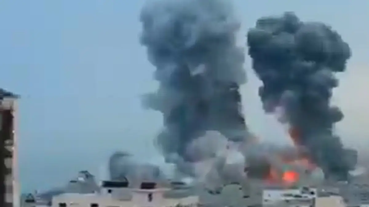 Israel Attacks Yemen's Hodeidah Port: ইজরায়েলের হামলায় জ্বলছে ইয়েমেন, হাউথি নিকেশ করতে ১২টি এয়ারস্ট্রাইক আইডিএফের, দেখুন ভিডিয়ো