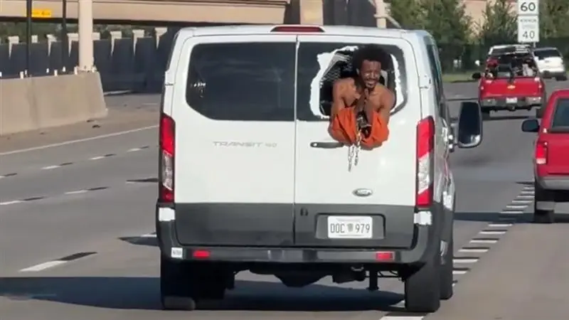 Shocking Video From US: গাড়ির জানলা ভেঙে রাস্তায় ঝুলছে বন্দি, দেখুন ভাইরাল ভিডিয়ো