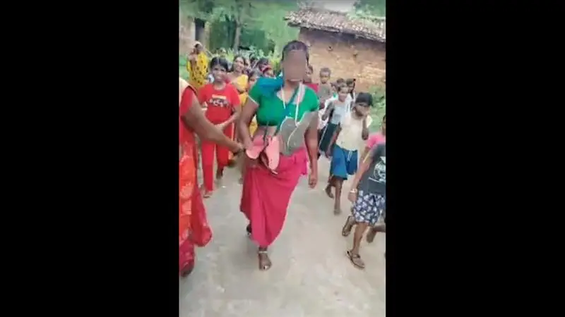 Jharkhand Shocker: চুল কাটা, গলায় ঝোলানো জুতোর মালা, চোর সন্দেহে মহিলাকে প্রকাশ্যে হেনস্থা, গ্রেফতার ৩