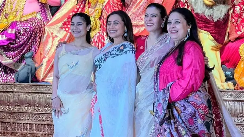 Durga Puja 2025: প্রিয়জনদের হারিয়ে শোকস্তব্ধ মুখোপাধ্যায় পরিবার, তার মাঝেই ষষ্ঠীতে দেবী দুর্গার মুখ উন্মোচন করে কী বললেন কাজল