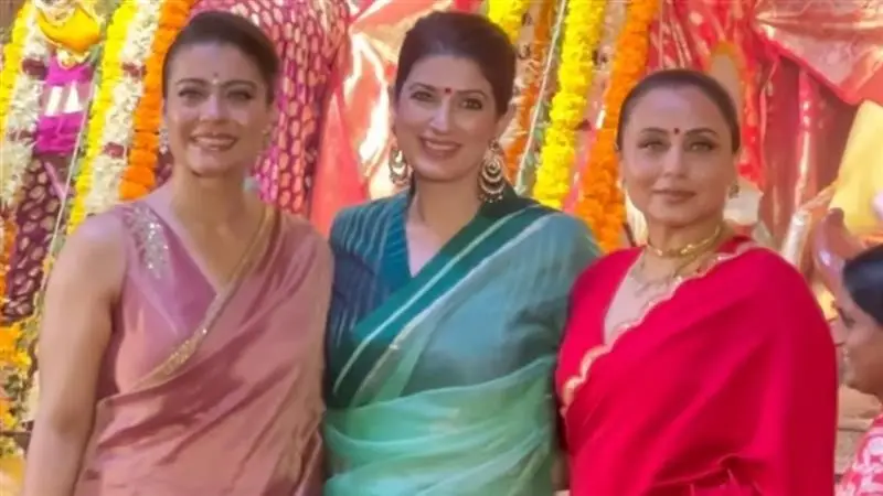 Durga Puja 2025: রানি, কাজলকে জড়িয়ে ধরলেন টুইঙ্কেল, মহাষ্টমীর পুজো জমজমাট মুখোপাধ্যায় বাড়িতে দেখুন