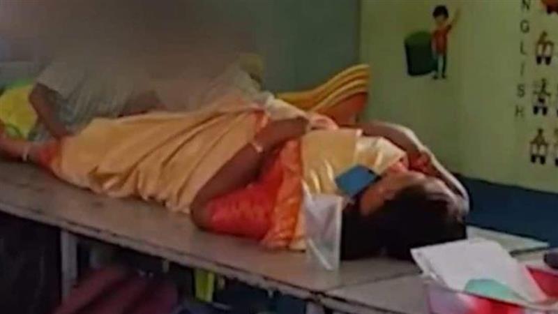 Tamil Nadu Teacher Viral Video: ক্লাসের মধ্যে টেবলে শুয়ে পড়য়াদের পা টেপার নির্দেশ, প্রধান শিক্ষিকার আচরণে হতবাক নেটপাড়া