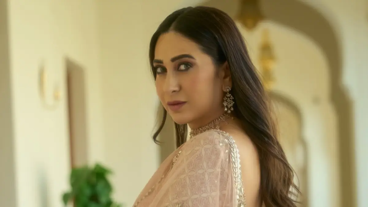 Karisma Kapoor: বাবার মৃত্যুর পর আদালতে করিশ্মার ২ সন্তান, সৎ মায়ের বিরুদ্ধে আইনের দ্বারস্থ নায়িকার ছেলে-মেয়ে