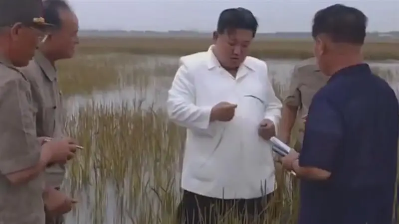 Kim Jong Un Video: কাঁদা ভেঙে মাঠে নেমে পড়লেন কিম জং উন, উত্তর কোরিয়ার একনায়ক কি পালটে গেলেন? দেখুন ভাইরাল ভিডিয়ো