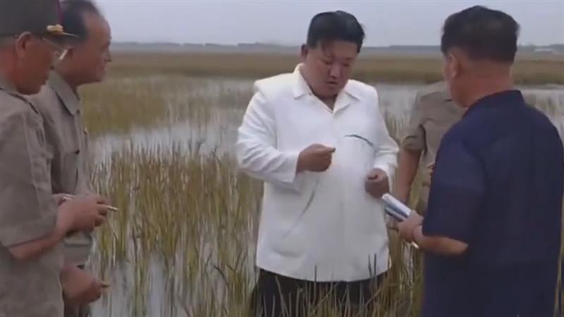 Kim Jong Un Video: কাঁদা ভেঙে মাঠে নেমে পড়লেন কিম জং উন, উত্তর কোরিয়ার একনায়ক কি পালটে গেলেন? দেখুন ভাইরাল ভিডিয়ো