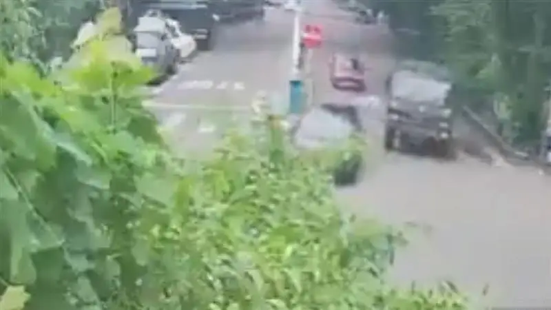 Kolkata Police-Army Truck Conflict: এবার সেনা ট্রাক আটকাল কলকাতা পুলিশ, দেখুন ভিডিয়ো