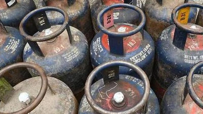 Commercial LPG Prices Slashed: পুজোর আগে ব্যবসায়ীদের মুখে হাসি, আজ থেকে বাণিজ্যিক গ্যাসের দাম কমল ৫১.৫০ টাকা