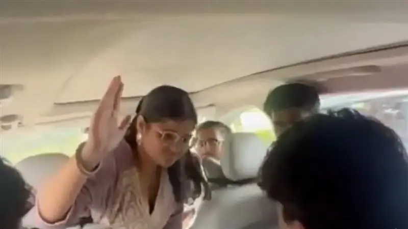 Lucknow Viral Video: গালাগাল, মারধর! গাড়ির মধ্যে উঠে আইনের ছাত্রকে হেনস্থা, ভাইরাল ভিডিয়ো