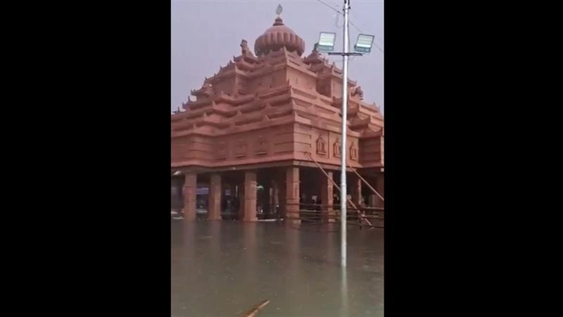 Heavy Rainfall Kolkata: দুর্গা পুজোর আগে ভাসছে কলকাতা, দেখুন ম্যাডক্স স্কয়ারের কী পরিস্থিতি