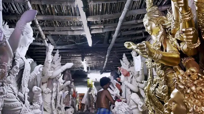 Durga Puja 2025: দিন কুড়ি আগেই পুজোর গন্ধে মহমহ কলকাতা, শপিংয়ের হুড়হুড়ি, তীব্র যানজটে সমস্যায় নিত্যযাত্রীরা