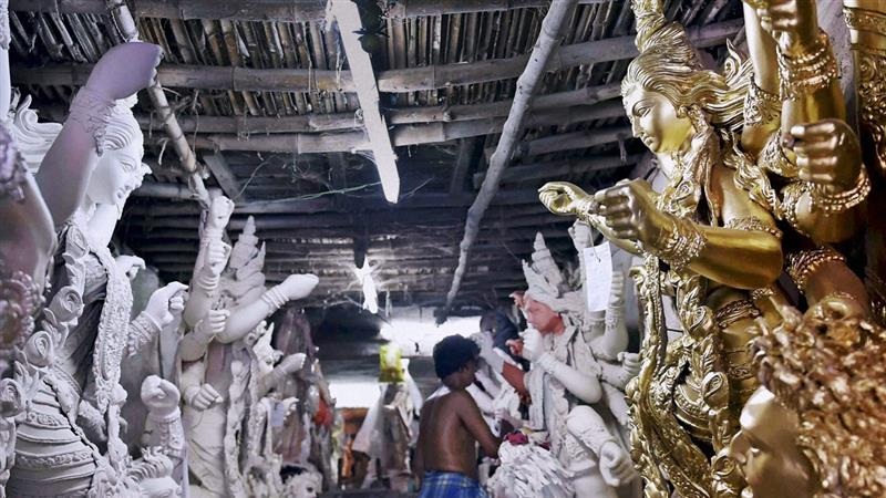 Durga Puja 2025: দিন কুড়ি আগেই পুজোর গন্ধে মহমহ কলকাতা, শপিংয়ের হুড়হুড়ি, তীব্র যানজটে সমস্যায় নিত্যযাত্রীরা