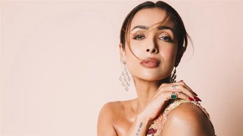 Malaika Arora: মালাইকা অরোরাকে দেখে ছুটতে শুরু করলেন বৃদ্ধ, দিকবিদিক জ্ঞান হারিয়ে কী করলেন দেখুন ভিডিয়ো