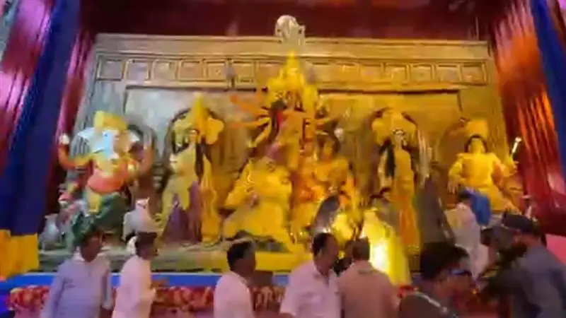 Durga Puja 2025: কলকাতা থেকে জল নামতে শুরু করতেই একডালিয়া, সিংহী পার্কের মত শহরের বড় পুজোর উদ্বোধন মুখ্যমন্ত্রীর, দেখুন ভিডিয়ো