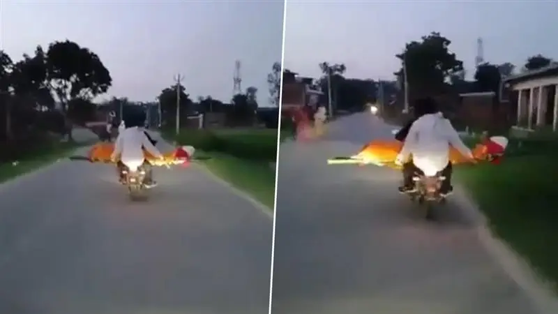 Dead body Carried In Bike: বাইকে শুইয়ে নিয়ে যাওয়া হচ্ছে মৃতদেহ, মর্মান্তিক ভিডিয়ো দেখে চমকে উঠল দেশ