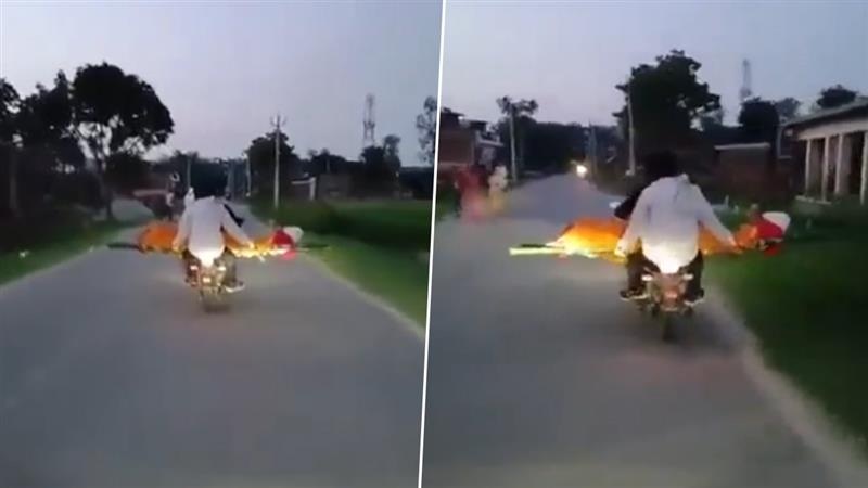 Dead body Carried In Bike: বাইকে শুইয়ে নিয়ে যাওয়া হচ্ছে মৃতদেহ, মর্মান্তিক ভিডিয়ো দেখে চমকে উঠল দেশ