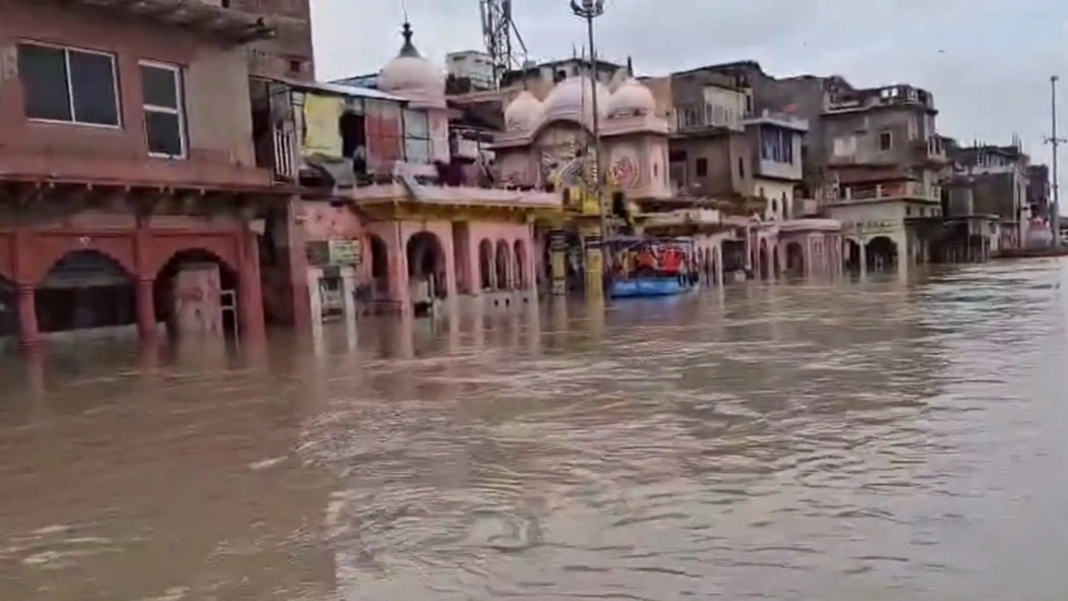 Flood Video: মথুরা ডুবছে যমুনার জলে, দেখুন বাড়ি, ঘরে কীভাবে নদীর জল ঢুকছে