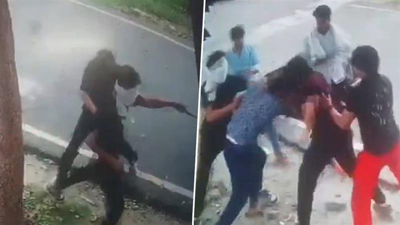 Meerut Viral Video: প্রেমিকাকে দাঁড় করিয়ে প্রাক্তন ও বর্তমান প্রেমিকের মধ্যে মারামার, বিশ্ববিদ্যালয় ক্যাম্পাসে চলল গুলি