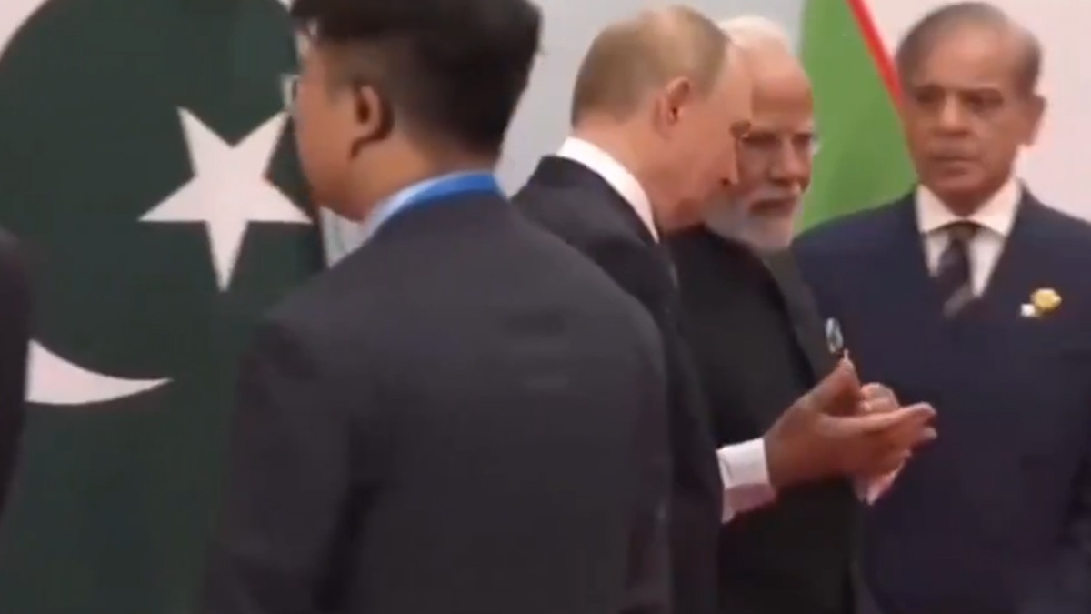 Modi, Putin Ignores Pakistan PM: দেওয়ালের সামনে ঠায় দাঁড়িয়ে থাকলেন পাকিস্তানের প্রধানমন্ত্রী, শেহবাজ়ের দিকেও ঘুরেও তাকালেন না গল্পে মশগুল মোদী-পুতিন, দেখুন ভিডিয়ো