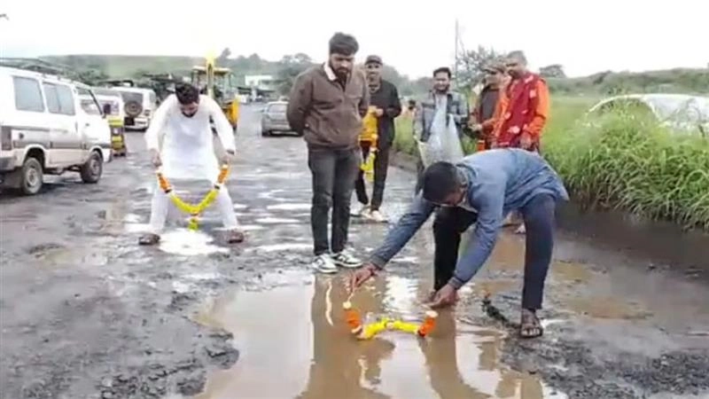 Road Accident In Nashik: পথ দুর্ঘটনায় মৃত্যু ২ যুবকের, খানাখন্দে ভরা রাস্তায় মালা দিয়ে 'অভিনব' বিক্ষোভ স্থানীয়দের