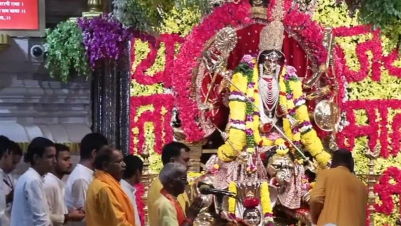 Navratri 2025: নবরাত্রির আরতীতে ভক্তদের ঢল এই শক্তিপীঠে, দেখুন শক্তি আরাধনার সেই ঝলক