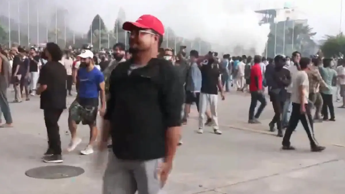 Gen Z Protests In Nepal: সব জ্বলছে, গণবিক্ষোভের মাঝে নেপালে পুড়ছে সংসদ ভবন, ভারতীয়দের চূড়ান্ত সতর্ক করল দিল্লি, দেখুন ভিডিয়ো