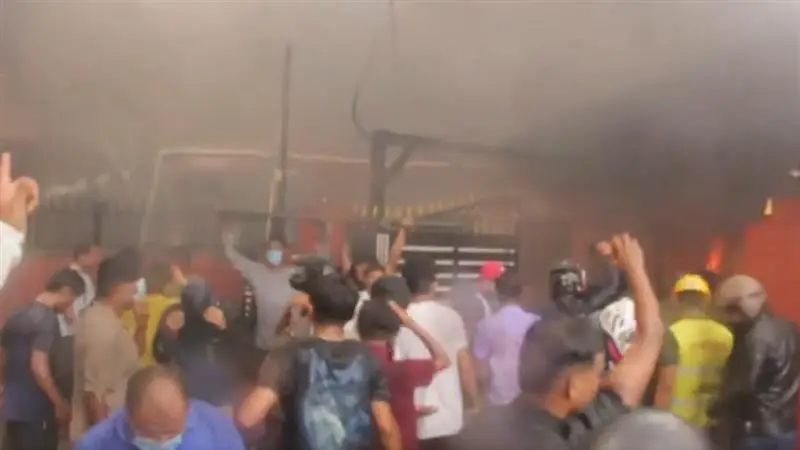 Nepal Protesters Dance After PM Oli's Resigns: মিলে গেল নেপাল, বাংলাদেশ; হাসিনার পদত্যাগে বঙ্গভবনে চলে লুটপাট, এবার ওলির ইস্তফায় প্রধানমন্ত্রীর বাড়িতে আগুন জ্বালিয়ে নাচ বিক্ষোভকারীদের