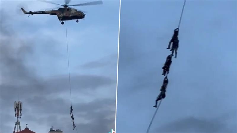 Nepal Shocking Video: হেলিকপ্টারের দড়ি ধরে শূণ্যে উড়ছে মানুষ, বিক্ষোভ থেকে বাঁচতে নেপালের মন্ত্রীরা পোকামাকড়ের মত ঝুলছেন, ভিডিয়ো দেখুন