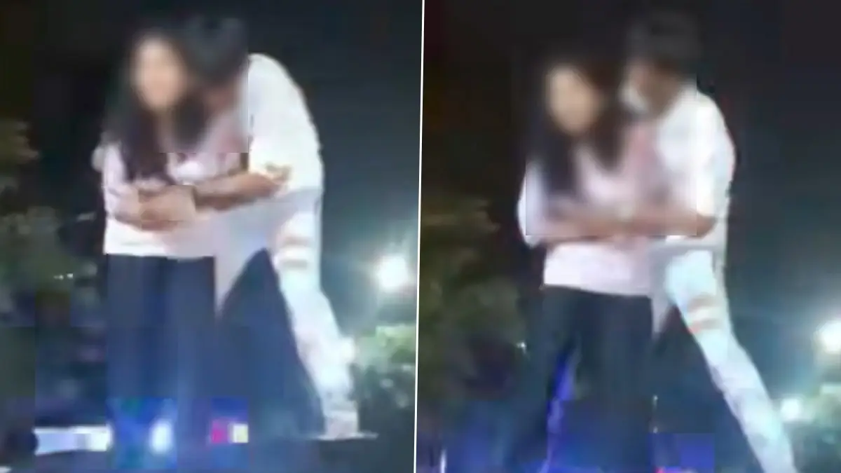 Obscene Video: পুলিশের গাড়ির ছাদে উঠে জাপটাজাপটি, চুমু খাওয়া, মদ্যপ দম্পতির চরম অশ্লীল ভিডিয়ো ভাইরাল