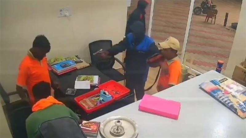 West Bengal Petrol Pump Robbery Video: বন্দুক ঠেকিয়ে লক্ষ লক্ষ টাকা নিয়ে পগারপার, পুরুলিয়ায় তাণ্ডব চালিয়ে দুষ্কৃতীরা পালিয়ে গেল ঝাড়খণ্ডে? ভাইরাল ভিডিয়ো