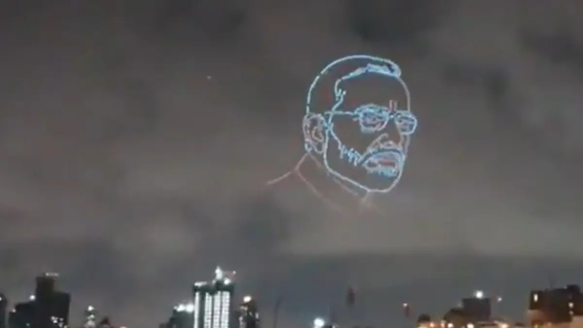 PM Narendra Modi Birthday: সন্ধে নামতেই আকাশে ভেসে উঠল মোদীর মুখ, জন্মদিনে প্রধানমন্ত্রীকে ভালবাসা এই শহরের দেখুন