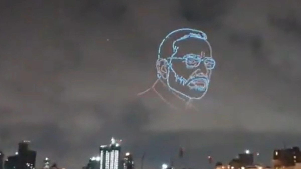 PM Narendra Modi Birthday: সন্ধে নামতেই আকাশে ভেসে উঠল মোদীর মুখ, জন্মদিনে প্রধানমন্ত্রীকে ভালবাসা এই শহরের দেখুন