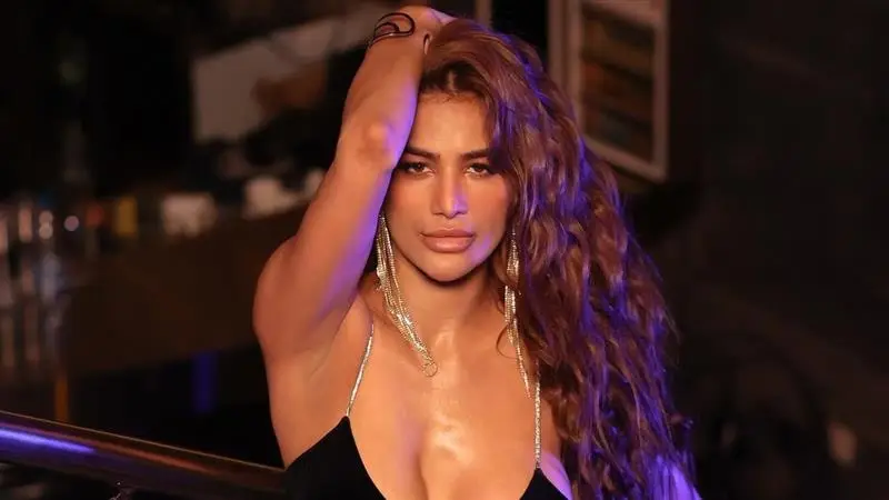 Poonam Pandey Sexy Video: সোনালী, কালো রঙের ছোট্ট পোশাকে পুনমের 'বোল্ড' অবতার, দেখুন 'সেক্সি' ভিডিয়োর ঝলক