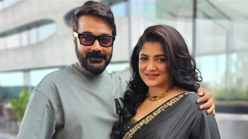 Prosenjit Chatterjee-Srabanti Chatterjee's Video: মালদায় প্রসেনজিৎ, শ্রাবন্তী, ভিডিয়ো দেখে ভালবাসায় ভরালেন অনুরাগীরা দেখুন