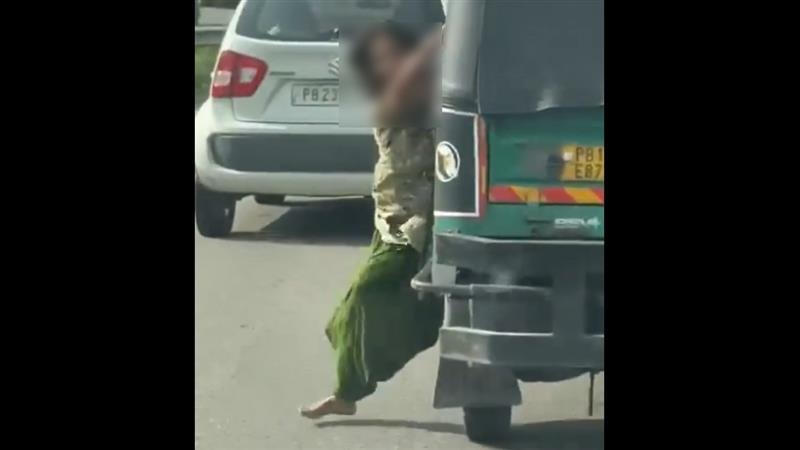 Shocking Video: অটোর মধ্যে হেনস্থা, ডাকাতি, মাথা বের করে বাঁচার চেষ্টা মহিলার, শিউরে ওঠা ভিডিয়ো