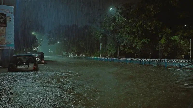 Record Rain In Kolkata: পুজোর মুখে 'ভিলেন' বৃষ্টি, রাতভর দুর্যোগে বানভাসি শহর, দেখুন ভিডিয়ো
