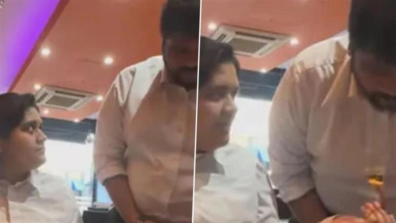 Restaurant Viral Video: খাবার কেমন জানতে চাইলে ওয়েটারকে নিজের হাতে খাওয়ালেন তরুণী, ভাইরাল ভিডিয়ো