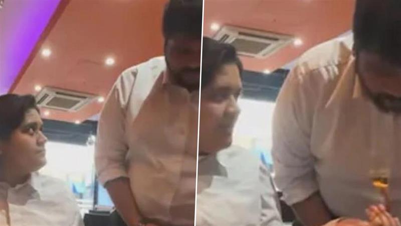 Restaurant Viral Video: খাবার কেমন জানতে চাইলে ওয়েটারকে নিজের হাতে খাওয়ালেন তরুণী, ভাইরাল ভিডিয়ো