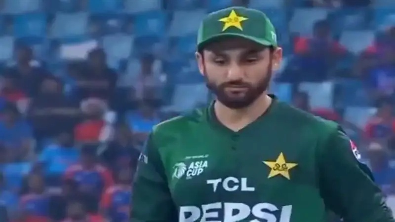 Pakistan Captain Salman Ali Agha Video: ভারতের কাছে হেরে রাগের চোটে রানার্স আপের চেক ফেলে দিলেন পাকিস্তানের অধিনায়ক সলমন আগা, চরম ট্রোল, দেখুন  ভিডিয়ো