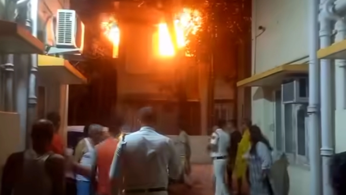 Fire At Saltlake:পঞ্চমীর রাতে শহরে অগ্নিকাণ্ড, পুড়ে ছাই গোটা বাড়ি