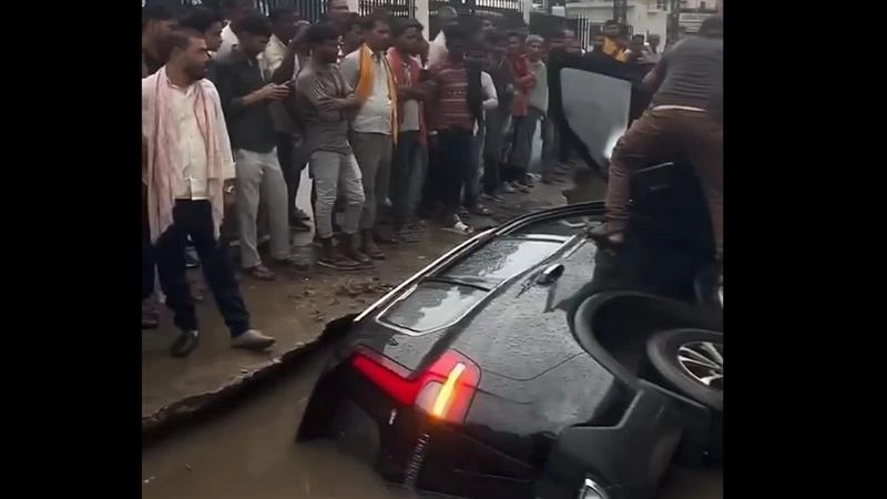 Viral Video: খানাখন্দে ভরা রাস্তার গর্তে কাঁত হয়ে উলটে পড়ল স্করপিও, দেখুন ভয়াবহ ভিডিয়ো