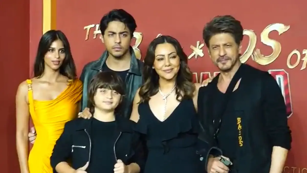 Shah Rukh Khan At 'The Ba***ds of Bollywood' Premiere: আরিয়ানকে সঙ্গে নিয়ে 'দ্য ব্যাডস অফ বলিউডের' প্রিমিয়ারে শাহরুখ, তারার মেলা মুম্বইতে দেখুন