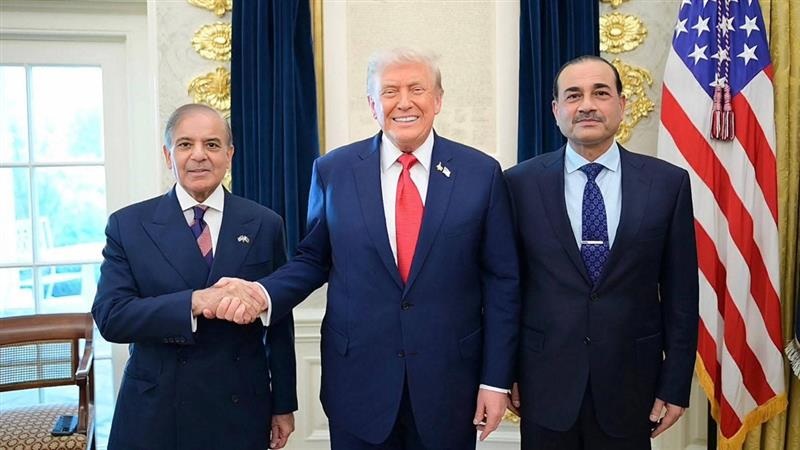 Trump Meets Shehbaz Sharif: ট্রাম্পের সঙ্গে অতি বন্ধুত্বের চেষ্টা শেহবাজ়ের, মার্কিন প্রেসিডেন্টের হাতে চাপড় মেরে গল্প পাক প্রধানমন্ত্রীর, দেখুন ভিডিয়ো