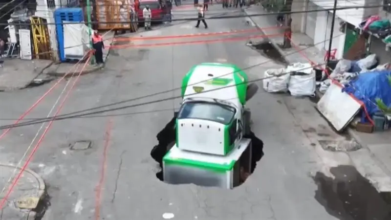 Viral Video: মাঝ রাস্তায় নেমে এল 'দানব', গিলে খেলে ট্রাক, দেখুন ভাইরাল ভিডিয়ো