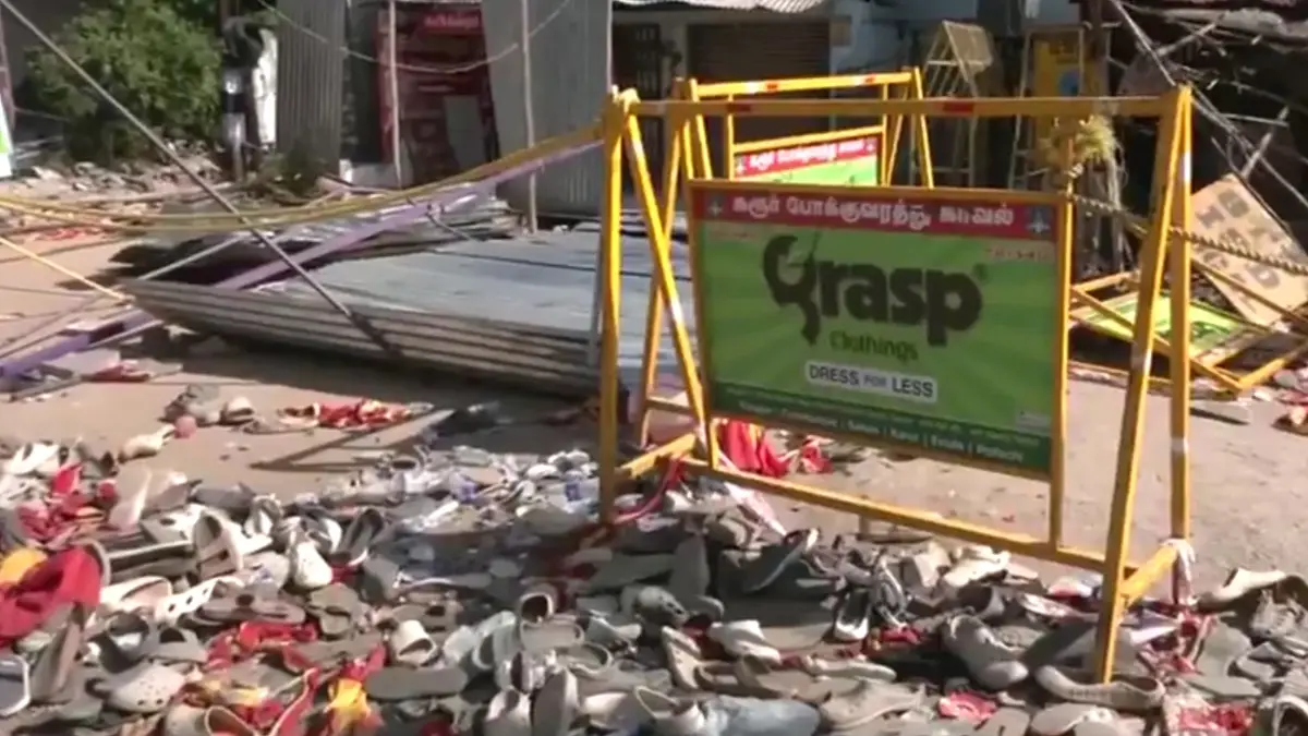 Karur Stampede: বিজয়ের জন্য দিনভর অপেক্ষা, কারুরে পদপিষ্ট হয়ে ৪০ জনের প্রাণ যাওয়ার পর ছড়িয়ে ছিটিয়ে মৃতদেহ শেষ চিহ্ন, দেখুন