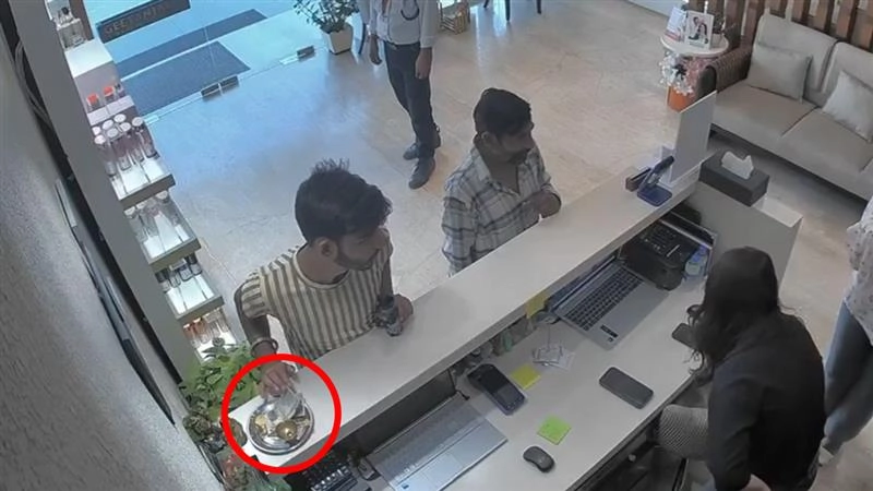 Viral Video: দিবালোকে অভিজাত অভিজাত দোকানে টাকা চুরি, ভাওইরাল সিসিটিভি ফুটেজ