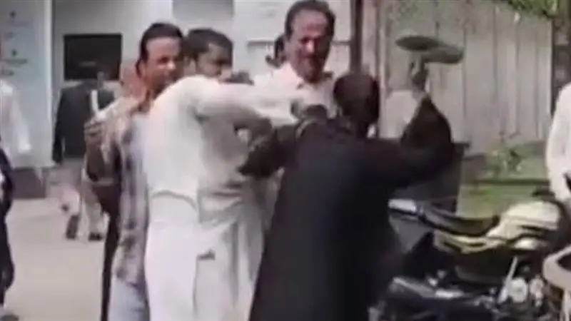 UP Shocker: আদালত চত্বরে 'তালাক' শুনে স্বামীকে জুতো খুলে মার স্ত্রীর